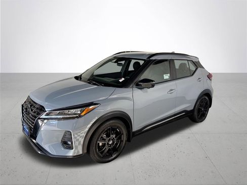 Used 2021 Nissan Kicks SR image 2