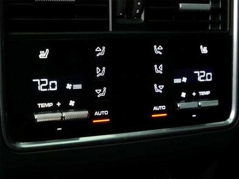 Used 2022 Porsche Cayenne Turbo image 9