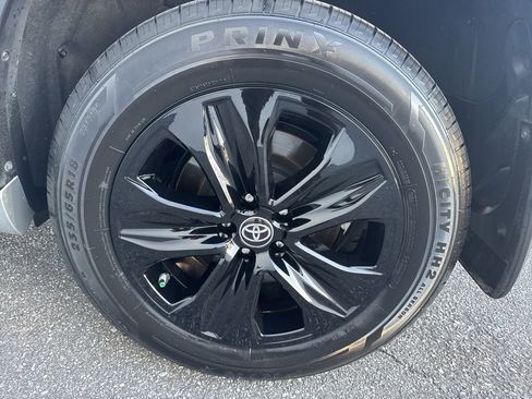 Used 2023 Toyota Highlander XLE image 10