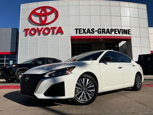 Used 2025 Nissan Altima 2.5 SV image 2