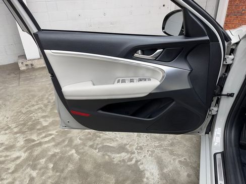 Used 2025 Genesis G70 2.5T image 10