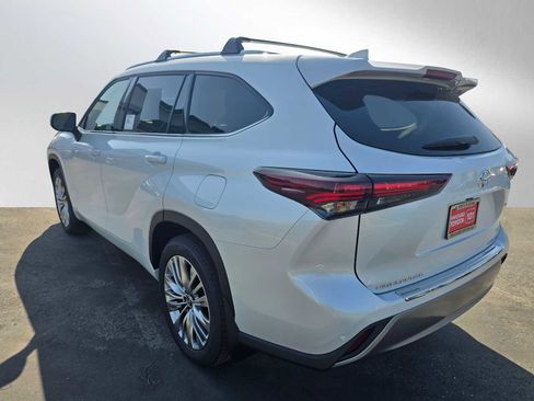 New 2026 Toyota Highlander Platinum image 5