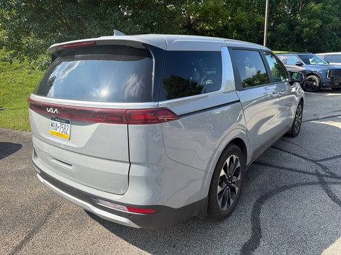 Used 2024 Kia Carnival EX FWD image 6