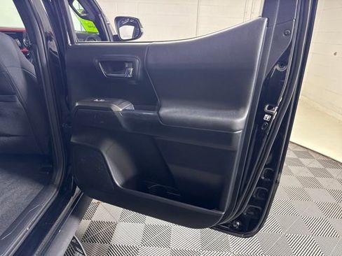 Used 2017 Toyota Tacoma TRD Off-Road image 17