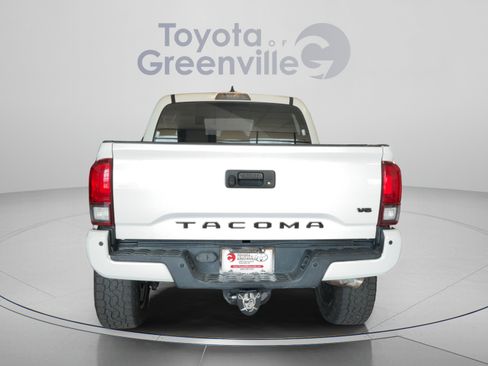 Used 2018 Toyota Tacoma TRD Off-Road AWD/4WD image 5