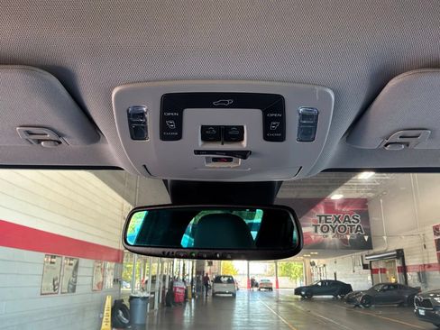 Used 2026 Toyota Sienna XLE FWD image 18