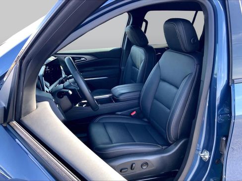 Used 2025 Chevrolet Traverse LT w/ Midnight/Sport Edition FWD image 8
