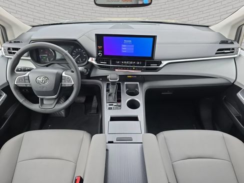 New 2026 Toyota Sienna XLE FWD image 9