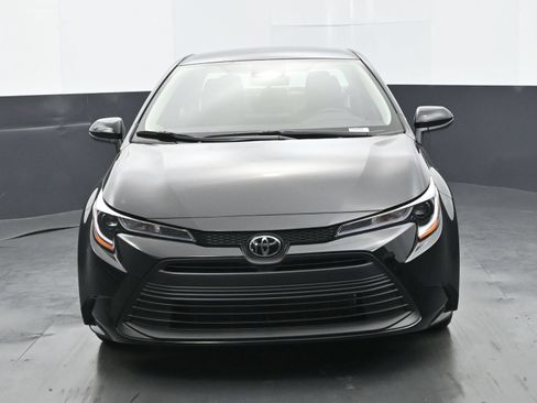Used 2025 Toyota Corolla LE FWD image 8