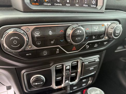 Used 2021 Jeep Wrangler Unlimited Sahara w/ Uconnect 4C Nav & Sound Group AWD/4WD image 25