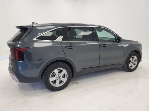 Used 2024 Kia Sorento LX image 5