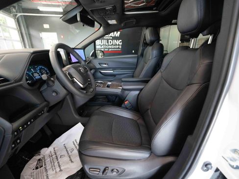 Used 2025 Toyota Sienna Platinum AWD/4WD image 9