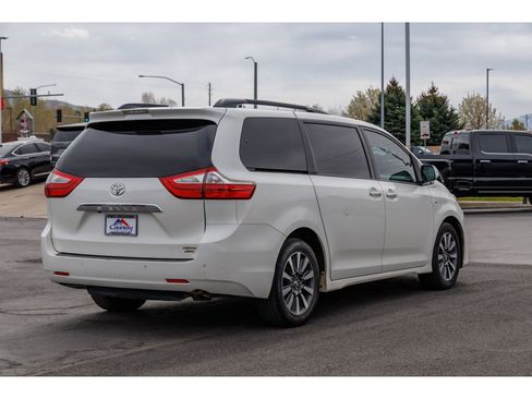 Used 2018 Toyota Sienna Limited w/ Carpet Mat Package image 3
