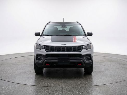 Used 2025 Jeep Compass Trailhawk AWD/4WD image 2