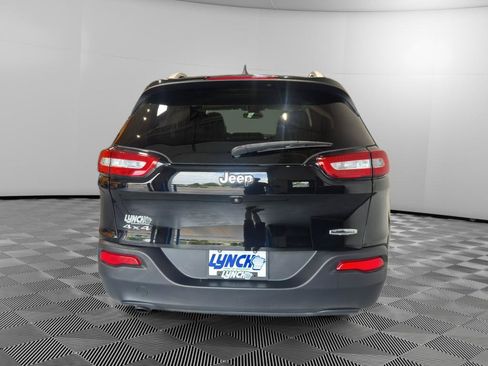 Used 2018 Jeep Cherokee Latitude Plus w/ Cold Weather Group AWD/4WD image 4