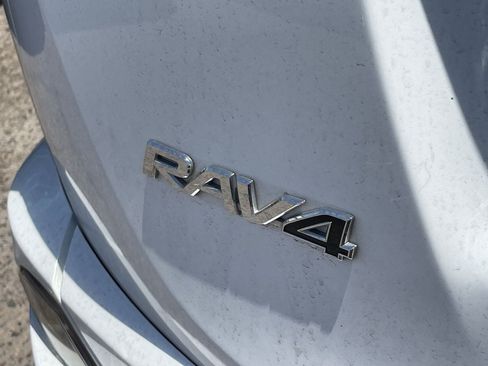 Used 2018 Toyota RAV4 LE w/ Carpet Mat Package FWD image 5