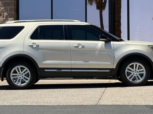Used 2017 Ford Explorer XLT FWD image 15