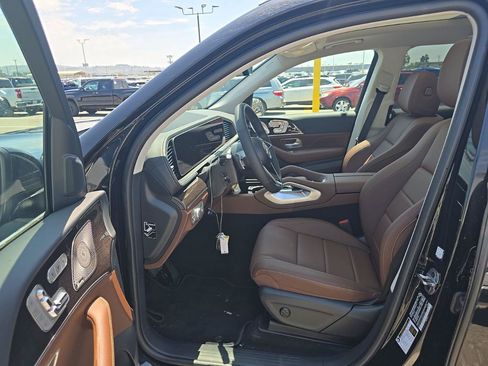 Used 2025 Mercedes-Benz GLS 450 4MATIC image 3