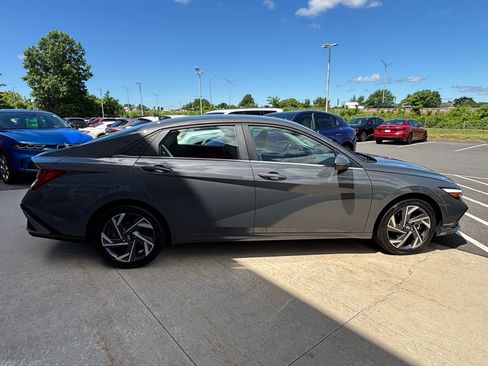 Used 2024 Hyundai Elantra Limited FWD image 9