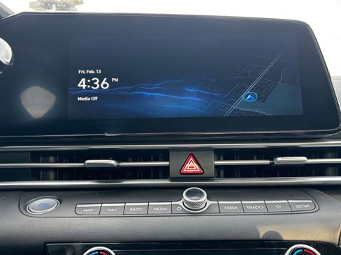 Used 2025 Hyundai Elantra SEL image 21