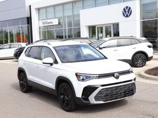 Used 2025 Volkswagen Taos SE w/ Black Wheel Package FWD video 1
