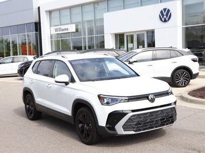 Used 2025 Volkswagen Taos SE w/ Black Wheel Package