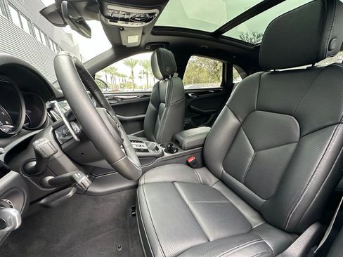 Certified 2025 Porsche Macan image 5