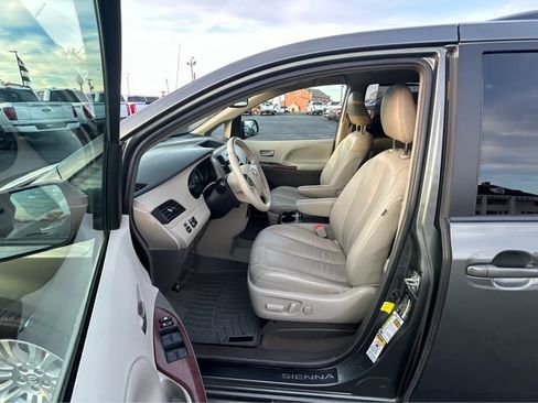 Used 2013 Toyota Sienna XLE image 21