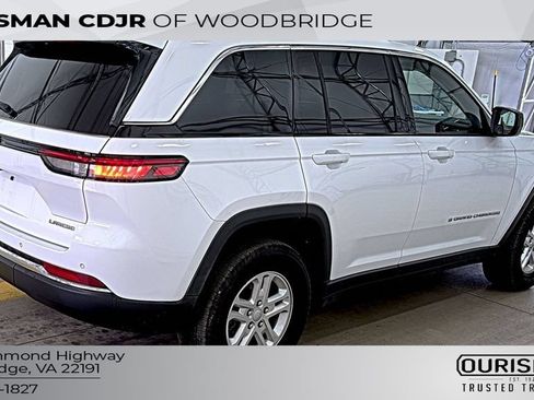 Used 2023 Jeep Grand Cherokee Laredo w/ Luxury Tech Group I AWD/4WD image 2