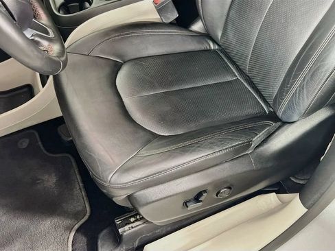 Used 2019 Chrysler Pacifica Touring-L FWD image 19