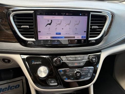 Used 2024 Chrysler Pacifica Limited FWD image 15