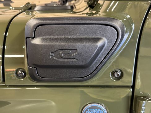 Used 2023 Jeep Wrangler Unlimited w/ Sun & Screen Package AWD/4WD image 16