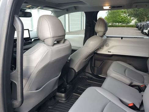 Used 2026 Toyota Sienna XLE FWD image 9