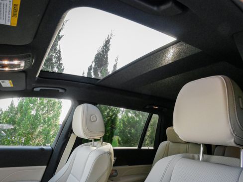 Used 2025 Mercedes-Benz GLS 450 4MATIC image 28