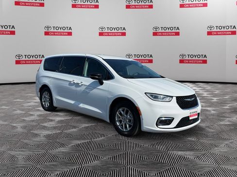 Used 2024 Chrysler Pacifica Touring-L FWD image 3
