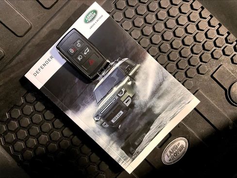 Used 2023 Land Rover Defender 110 SE image 32