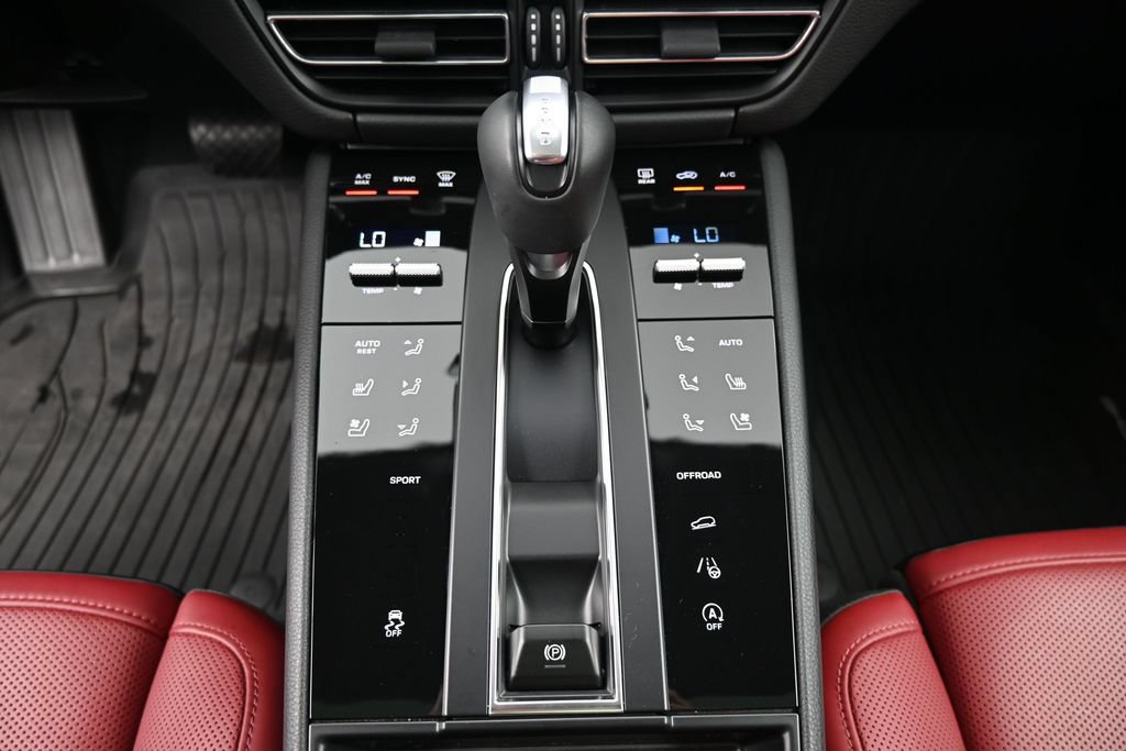 Certified 2025 Porsche Macan AWD/4WD image 18