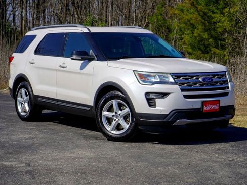 Used 2018 Ford Explorer XLT w/ Equipment Group 202A image 2