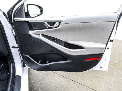 Used 2019 Hyundai Ioniq Plug-In Hybrid image 24