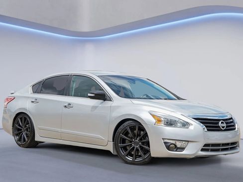 Used 2014 Nissan Altima 2.5 S w/ Sport Value Package FWD image 1