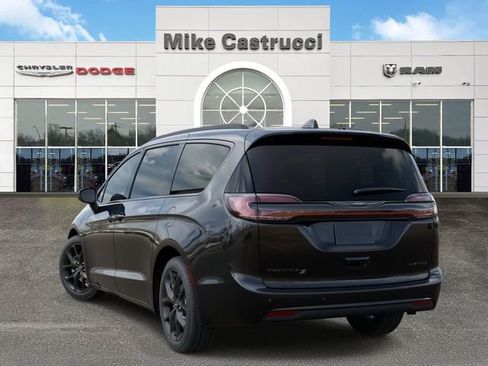 New 2026 Chrysler Pacifica Limited image 3