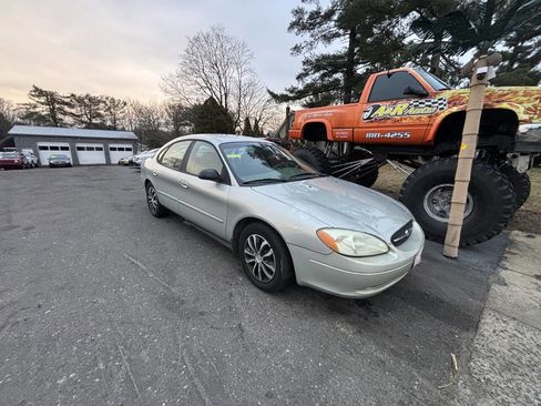 Used 2003 Ford Taurus LX image 2