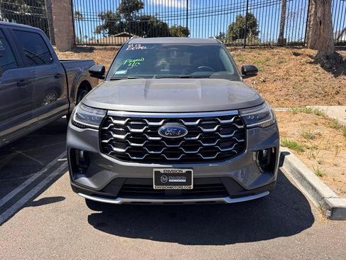Used 2026 Ford Explorer Platinum RWD image 2