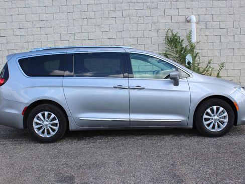 Used 2018 Chrysler Pacifica Touring-L Plus image 5