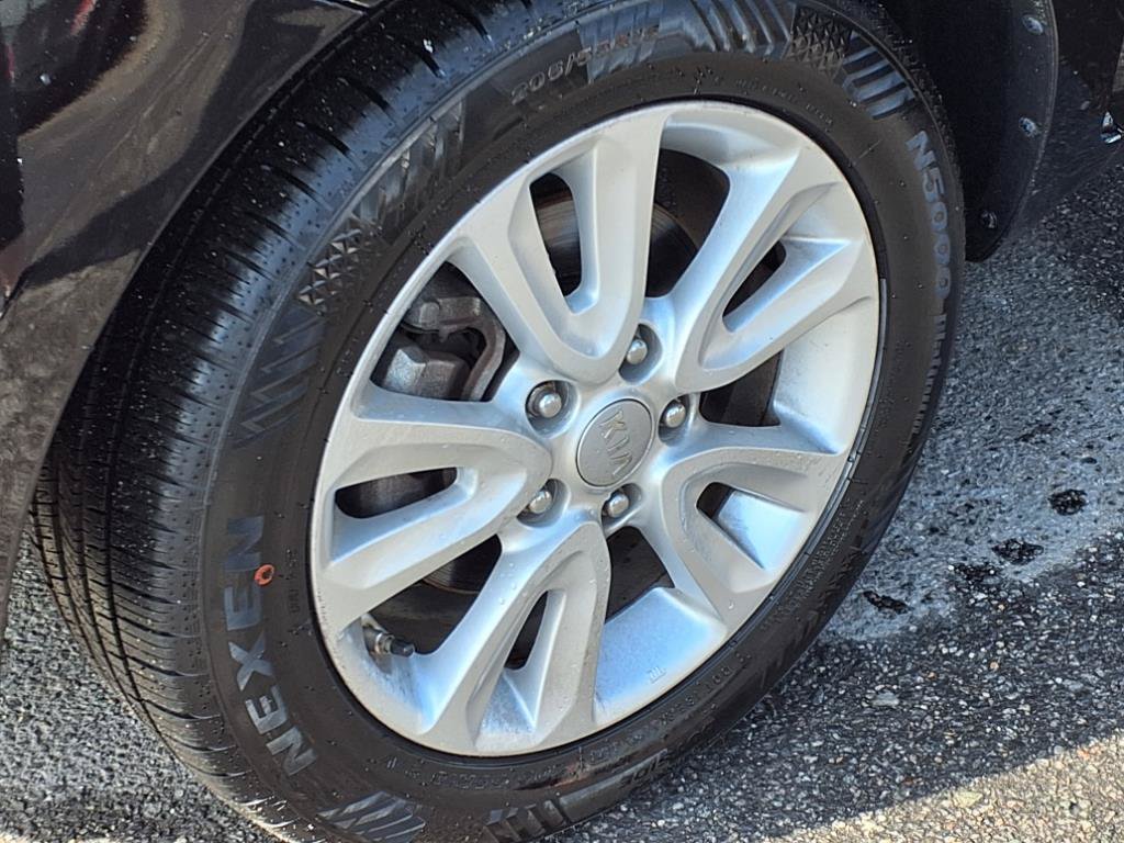 Used 2013 Kia Soul + FWD image 10