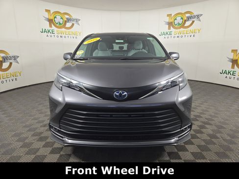 Used 2025 Toyota Sienna LE image 2