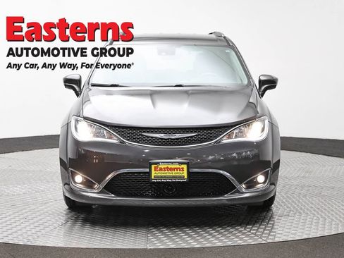 Used 2017 Chrysler Pacifica Touring-L Plus w/ Advanced Safetytec Group FWD image 2