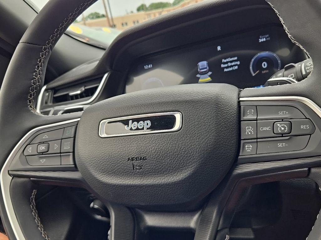 Used 2023 Jeep Grand Cherokee L Laredo AWD/4WD image 25