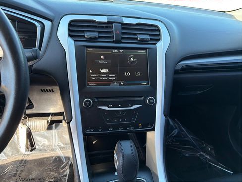 Used 2015 Ford Fusion SE image 14