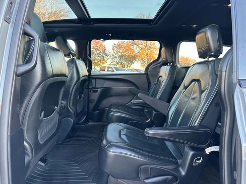 Used 2020 Chrysler Pacifica Touring-L w/ Advanced Safetytec Group image 19